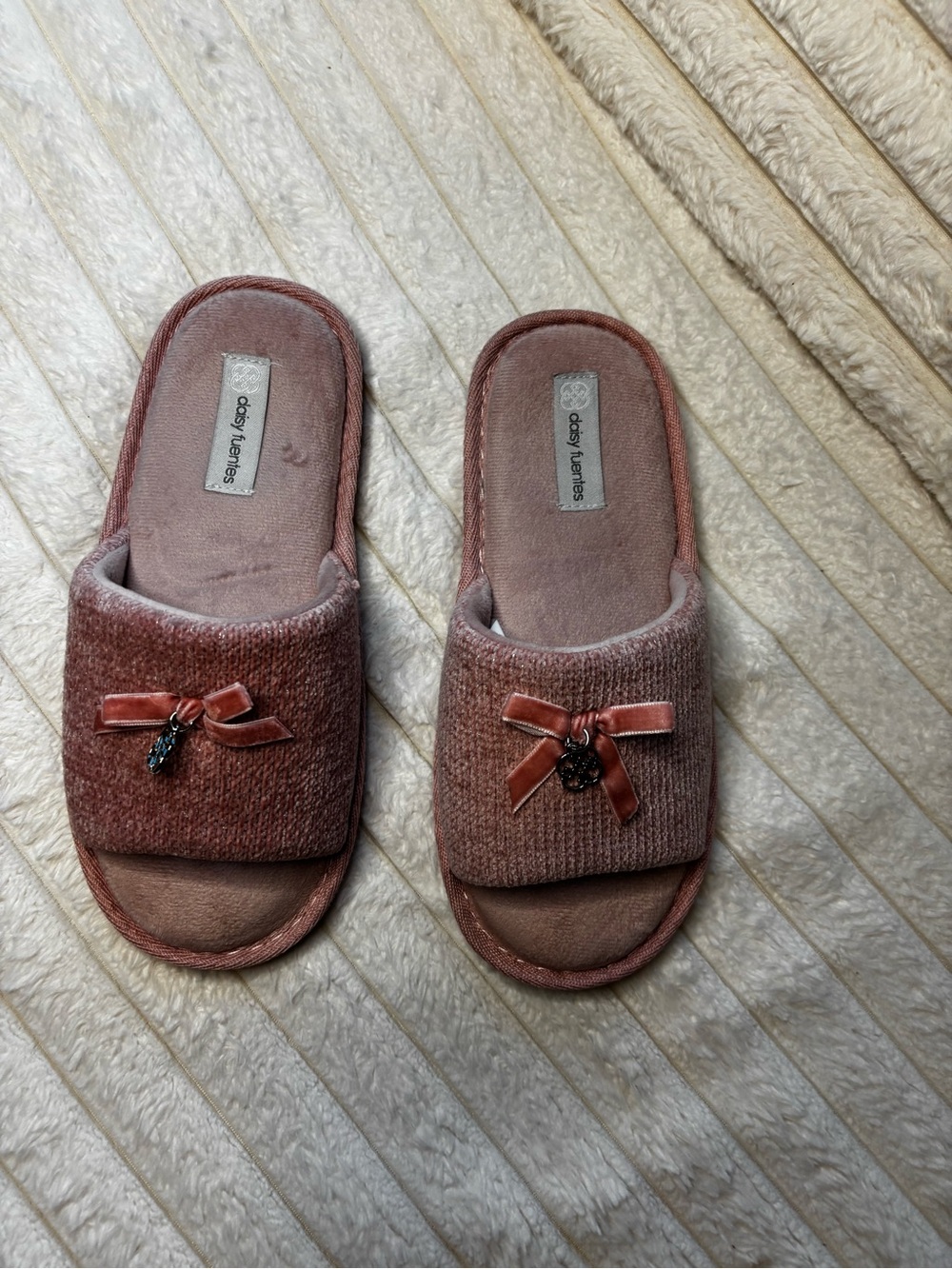 Daisy Fuentes Dusty Rose Velvet Slide Slippers with Bow Charm